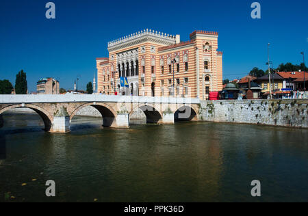 Sarajevo City Hall, noto come Vijećnica, è situato nel centro della città di Sarajevo sulla banca del fiume Miljacka. Foto Stock