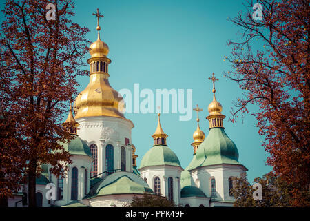 Saint Sophia's Cathedral, Kiev, Ucraina. Una delle più antiche chiese in Ucraina, patrimonio mondiale dell UNESCO. Bella e soleggiata scenario autunnale. Foto Stock