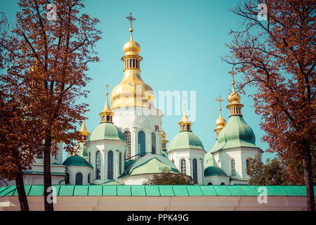 Saint Sophia's Cathedral, Kiev, Ucraina. Una delle più antiche chiese in Ucraina, patrimonio mondiale dell UNESCO. Bella e soleggiata scenario autunnale. Foto Stock