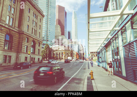 TORONTO, Canada - 17 settembre 2018: Rush Hour atToronto di incroci più frequentati. Il quartiere finanziario in background. Foto Stock