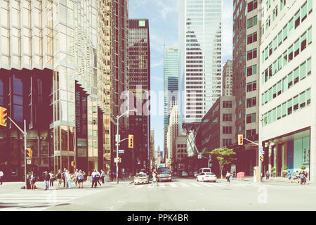 TORONTO, Canada - 17 settembre 2018: Rush Hour atToronto di incroci più frequentati. Il quartiere finanziario in background. Foto Stock