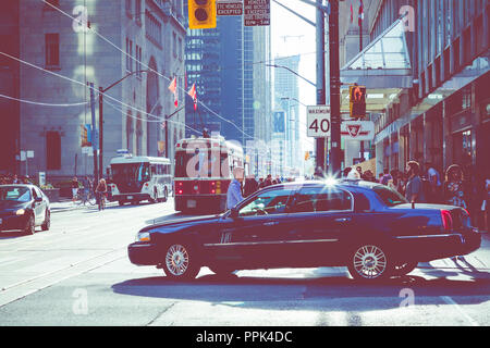 TORONTO, Canada - 17 settembre 2018: Rush Hour atToronto di incroci più frequentati. Il quartiere finanziario in background. Foto Stock