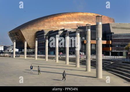 Bambini che giocano sul Millennium Centre esplanade a Cardiff Wales UK Foto Stock