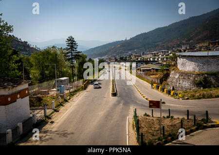 Vista street a Thimpu nel regno himalayano del Bhutan Foto Stock