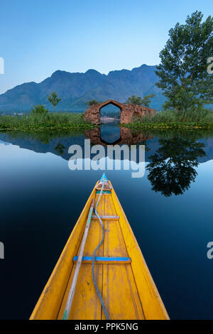 La bellezza di dal lago e la bellissima Shikaras durante gli orari di alba e tramonto è il più cosa affascinante nel Kashmir Foto Stock