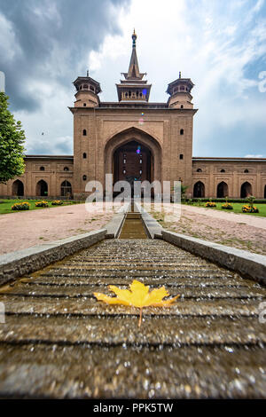 Jamia Masjid di srinagar in tutta la sua gloria con chinar e CHAR BAGH Foto Stock