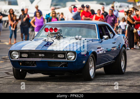 LOUDOUN COUNTY, Virginia - 24 settembre 2016: un classico modificato Camaro rigidi passato un gruppo di spettatori Foto Stock