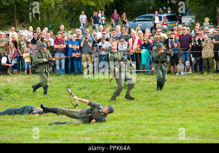 ENSCHEDE, Paesi Bassi - 01 settembre 2018: soldati tedeschi di combattere e sparare durante un esercito militare show per il pubblico. Foto Stock