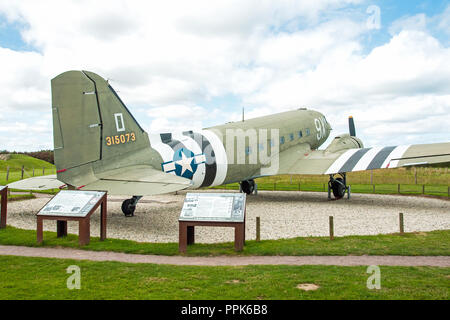 Douglas C-47 conservati presso la batteria di Merville, Normandia, Francia Foto Stock