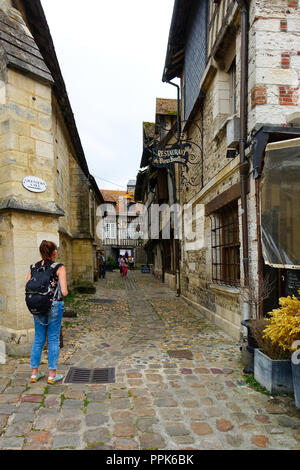 Vecchia strada di ciottoli in Honfleur, Normandia Foto Stock