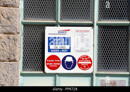 Trasformatore elettrico di piccola stazione di Font Romeu e il suo pannello annunciando il pericolo Foto Stock