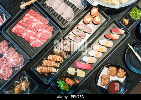 Close up set di cibo giapponese shabushabu sushi sul tavolo Foto Stock
