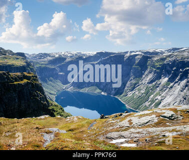 Ringedalsvatnet - lago di montagna vicino a Odda in Norvegia. Vista dal sentiero Trolltunga. Paesaggio norvegese in tempo soleggiato Foto Stock