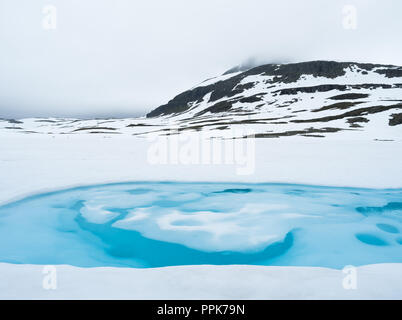 Aurlandsfjellet - nazionale percorso panoramico in Norvegia. Blue Ice Lake in montagna. Grave paesaggio settentrionale Foto Stock