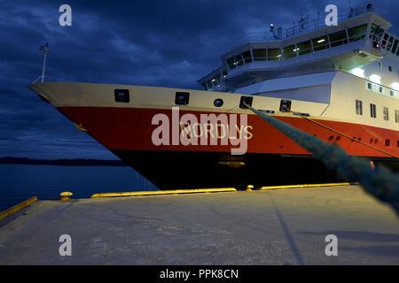 Il traghetto Hurtigruten, la sig.ra NORDLYS, ormeggiato a Rørvik a Dusk. Norvegia. Foto Stock