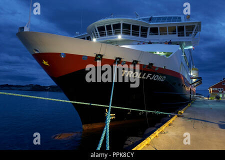 La nave Hurtigruten, MS Trollfjord, ormeggiata in Rørvik al crepuscolo. La Norvegia. Foto Stock