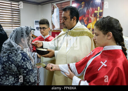 La santa Comunione della minoranza cristiana durante la Messa domenicale in una chiesa cristiana in Eniskky, Kurdistan regione nel nord Iraq - Heilige Kommunion der christlichen Minderheit während der Sonntagsmesse in einer christlichen Kirche in Eniskky, Regione Kurdistan, Nord-Irak Foto Stock