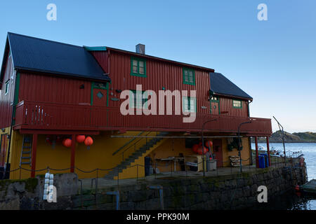 Restaurato di pescatori (baracche Rorbuer o Rorbu), dipinta nel tradizionale Falun rosso Falu (rosso), nel villaggio di pescatori di Stamsund, Norvegia. Foto Stock