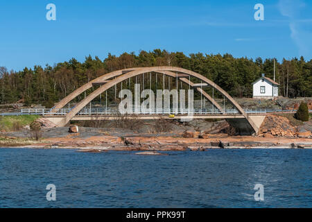 Ponte di arco attraverso lo stretto tra le isole di Aland Foto Stock