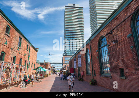 TORONTO, Canada - 18 settembre 2018: Distillery District (Ex Gooderham & mosto Distillery) - storico e intrattenimenti. Esso contiene num Foto Stock