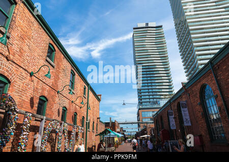 TORONTO, Canada - 18 settembre 2018: Distillery District (Ex Gooderham & mosto Distillery) - storico e intrattenimenti. Esso contiene num Foto Stock