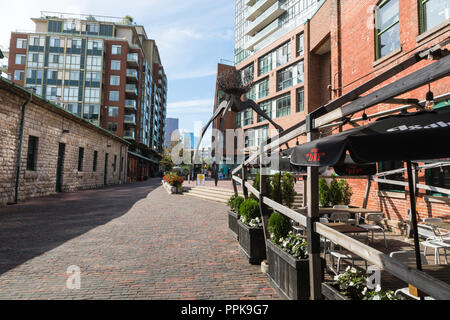 TORONTO, Canada - 18 settembre 2018: Distillery District (Ex Gooderham & mosto Distillery) - storico e intrattenimenti. Esso contiene num Foto Stock