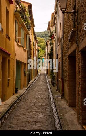 Piccola strada in una cittadina francese Foto Stock