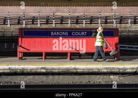 Una vecchia piattaforma di legno panca su Barons Court della stazione metropolitana, Barons Court, London, Regno Unito Foto Stock