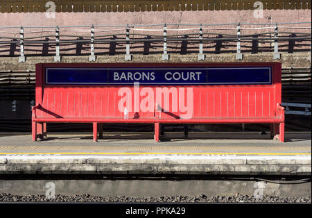 Una vecchia piattaforma di legno panca su Barons Court della stazione metropolitana, Barons Court, London, Regno Unito Foto Stock