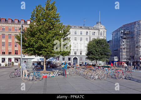 Giovani bicicletta meccanica di assemblaggio e vendita di biciclette a sabato il mercato delle pulci di Israels Plads, Israels Square, nella soleggiata autunnale di Copenaghen. Foto Stock