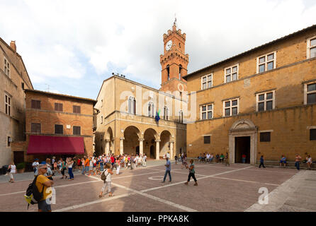 Pienza Italia; Piazza Pio II, il municipio della città ( Palazzo Comunale ) e a destra il Palazzo Vescovile; UNESCO World Heritage Site, Toscana , Italia Foto Stock