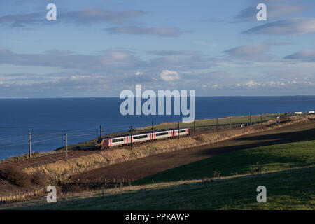 Un treni Crosscountry classe 220 voyager treno sulla east coast main line presso il Marshall Meadows, attraversando il confine con la Scozia Foto Stock