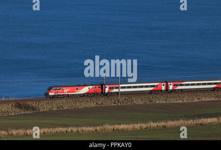 Un Virgin Trains est classe in ghisa 91 locomotiva elettrica a Marshall Meadows, circa per attraversare l'Inghilterra / Scozia confine sulla east coast main line Foto Stock