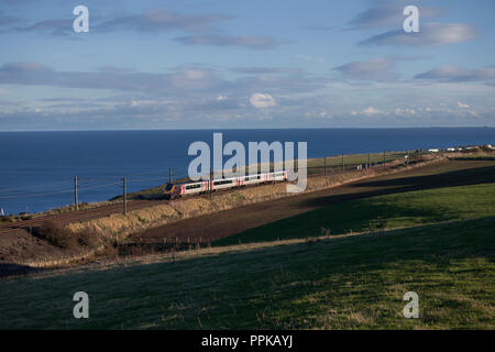 Un treni Crosscountry classe 220 voyager treno sulla east coast main line presso il Marshall Meadows, attraversando il confine con la Scozia Foto Stock