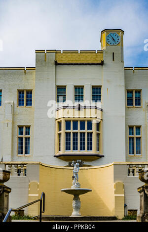 Edificio in stile Art Deco con torre dell'orologio, fontana di Nettuno, Hatley Park, Colwood, Greater Victoria, British Columbia, Canada Foto Stock