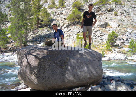 Due ragazzi adolescenti in cima al famoso John Muir Rock, lungo il John Muir Trail. Lungo evoluzione Creek, Sequoia-Kings Canyon deserto; Kings Canyon National Foto Stock