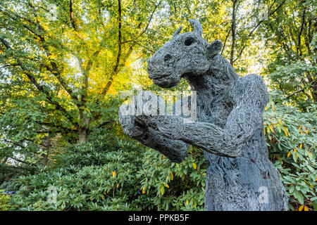 La scultura intitolata 'Minotaur e lepre' dall artista Sophie Ryder, (la lepre è assente perché è stato rubato) VanDusen Botanical Garden, Vancouver, British Foto Stock