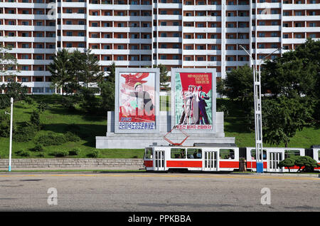 Enormi murali di propaganda di Pyongyang che sono prodotte a Mansudae Art Studio Foto Stock