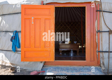 Porta di ingresso di un ger mongolo yurt o con uno sguardo dentro, deserto di Gobi e Mongolia Foto Stock