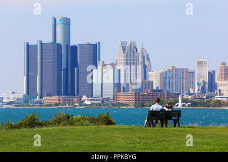 Lo skyline della città Detroit attraverso il fiume da Belle Isle park, nel Michigan, NEGLI STATI UNITI Foto Stock