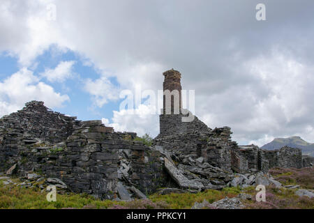 Abbandonato ardesia edifici di lavoro nella parte superiore della cava Llechwedd guardando verso Moelwyn Mawr e Moelwyn colline di Bach Foto Stock