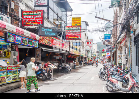 Patong, Tailandia - 9 Agosto 2018: tipica strada con bar, ristoranti e moto. Patong è una famosa località balneare. Foto Stock