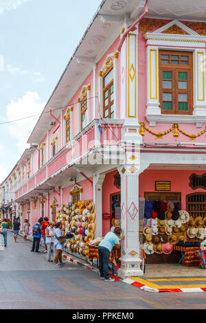 Phuket, Tailandia - 2 Settembre 2018: turisti e hat stallo, Thalang Road all'incrocio con Rommanee Soi. Molti turisti vengono a visitare. Foto Stock