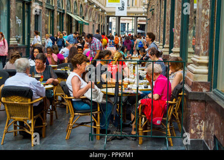 Cafe, Galeries Royales Saint Hubert, Koningsgalerij, Bruxelles, Belgio Foto Stock