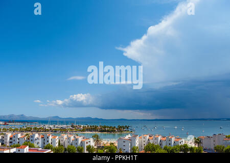 Nuvole temporalesche approccio Porto di Alcudia, il principale centro turistico nel nord di Maiorca sulla costa orientale, Spagna. Foto Stock