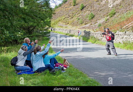 Pass Whinlatter Stage 5 tour della Gran Bretagna 2018. Una gara ufficiale fotografo scatta gruppo di donne godendo di vino spumante su strada prima della gara. Foto Stock