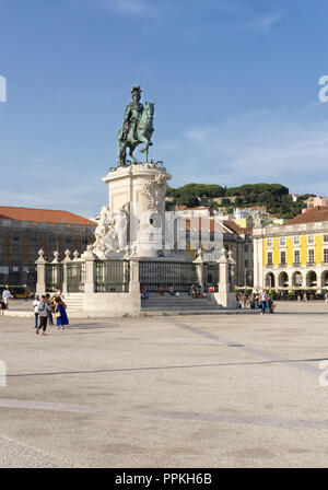 Lisbona, Portogallo - 30 agosto 2018: Statua del Re Jose io nella piazza del commercio/Praca do Comercio; Giardino del Castello di San Giorgio in background Foto Stock