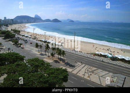 Rio de Janeiro, Brasile, 24 Maggio 2018 : stupefacente veduta aerea della spiaggia di Copacabana con la montagna Sugar Loaf a distanza Foto Stock