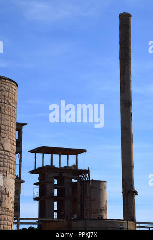 Sterile e abbandonata vecchia fabbrica nel Mediterraneo, la vecchia fabbrica abbandonata in Sardegna, perso il posto facciata di fabbrica Foto Stock