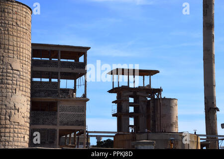 Fatiscenti vecchia area di fabbrica, la vecchia fabbrica abbandonata in Sardegna, perso il posto facciata di fabbrica Foto Stock